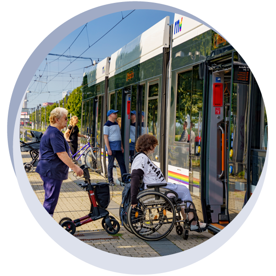 Menschen mit Behinderung beim Betreten einer Straßenbahn